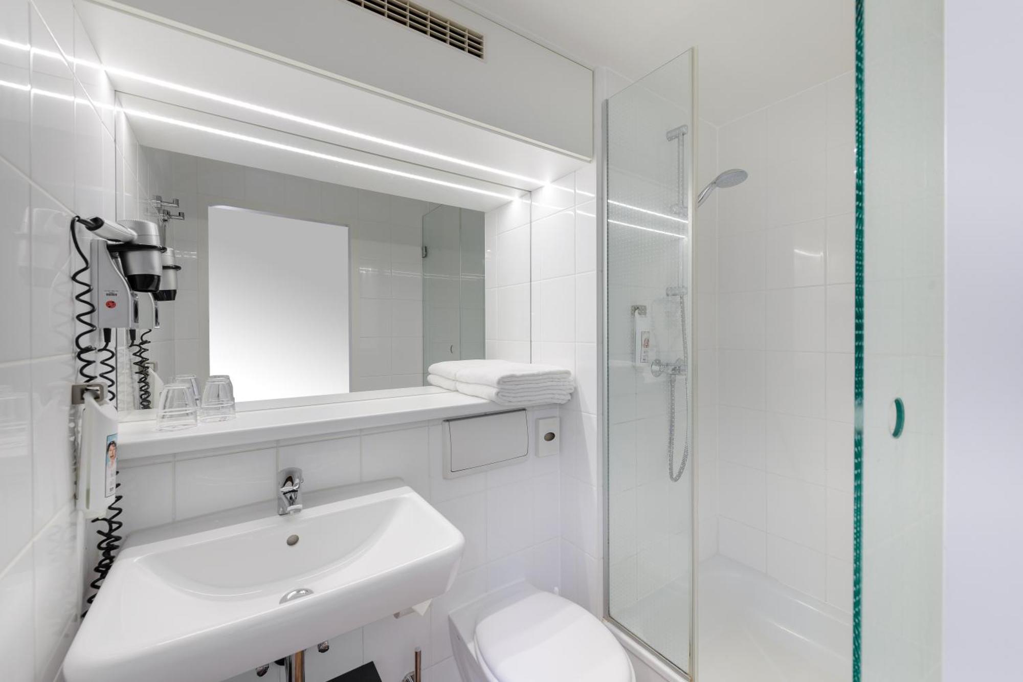 Ibis Hotel Frankfurt Messe West Франкфурт на Майн Екстериор снимка