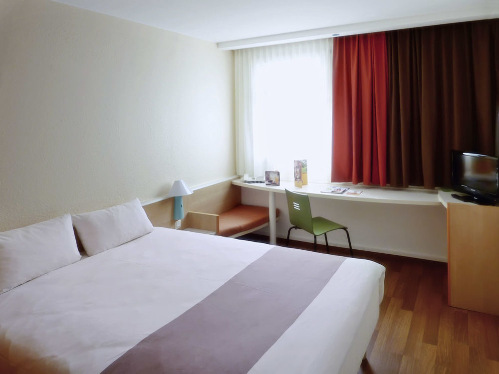 Ibis Hotel Frankfurt Messe West Франкфурт на Майн Екстериор снимка